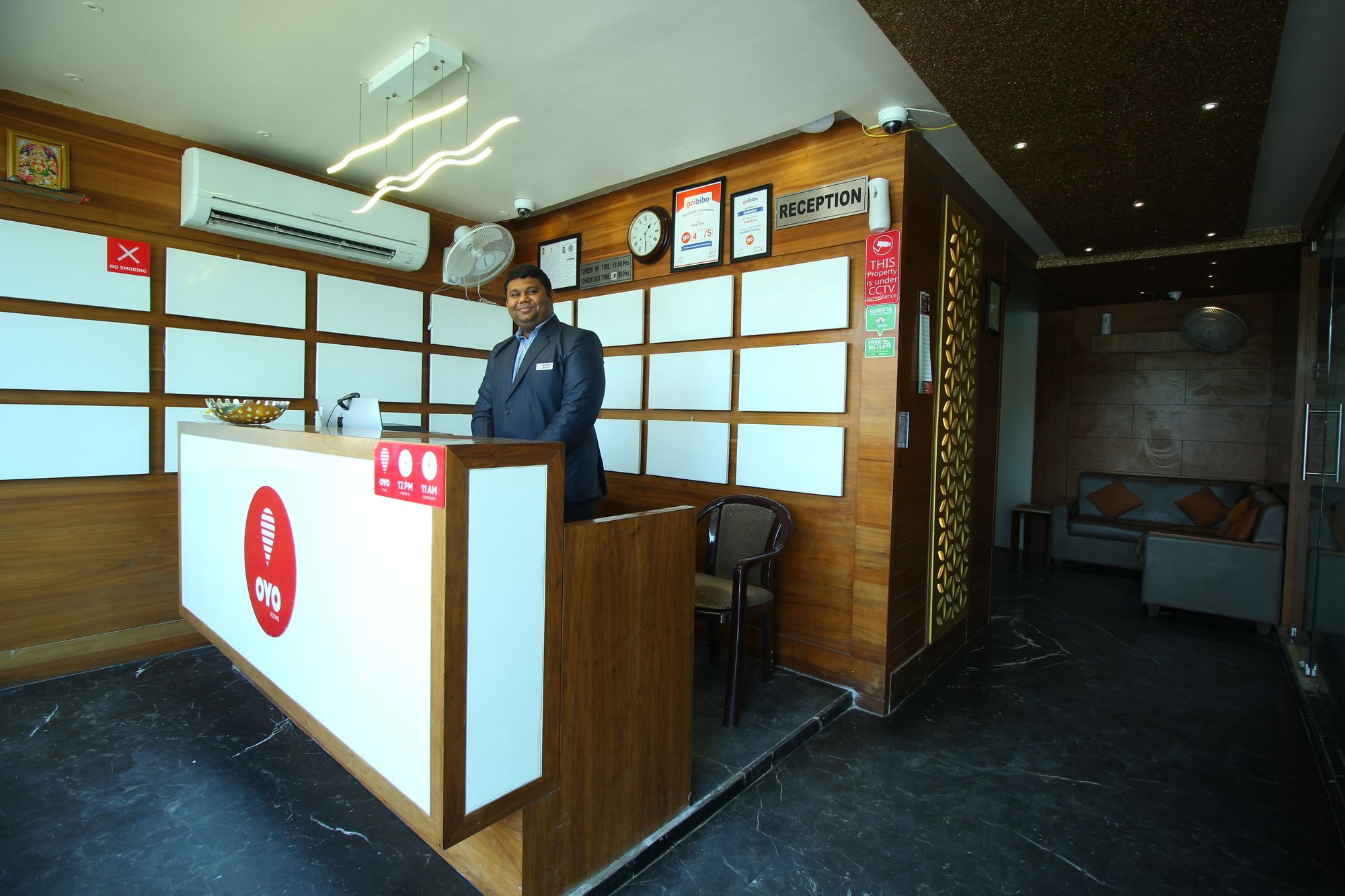 Oyo 8992 Hotel Kyra 阿穆达巴 外观 照片