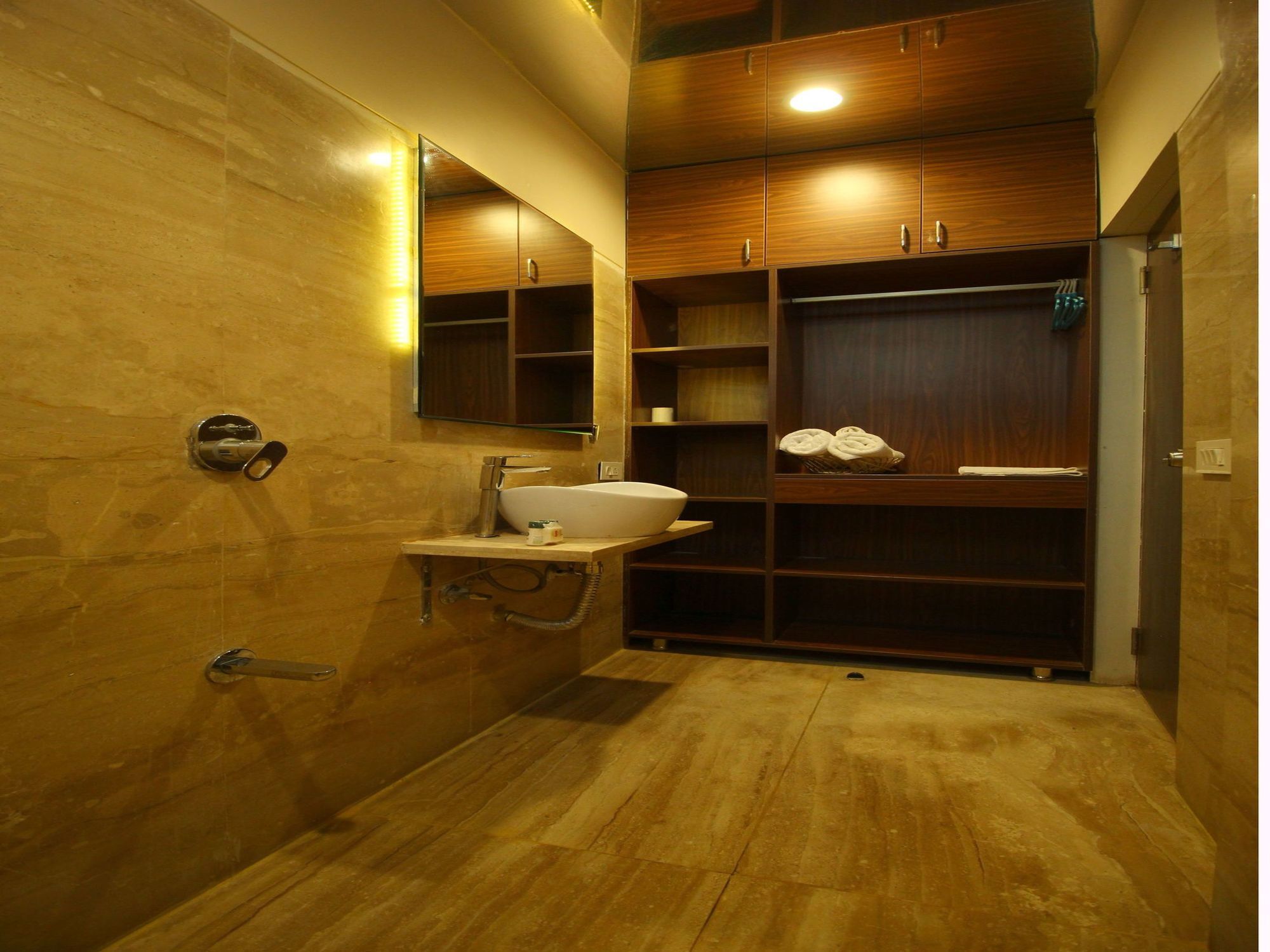 Oyo 8992 Hotel Kyra 阿穆达巴 外观 照片