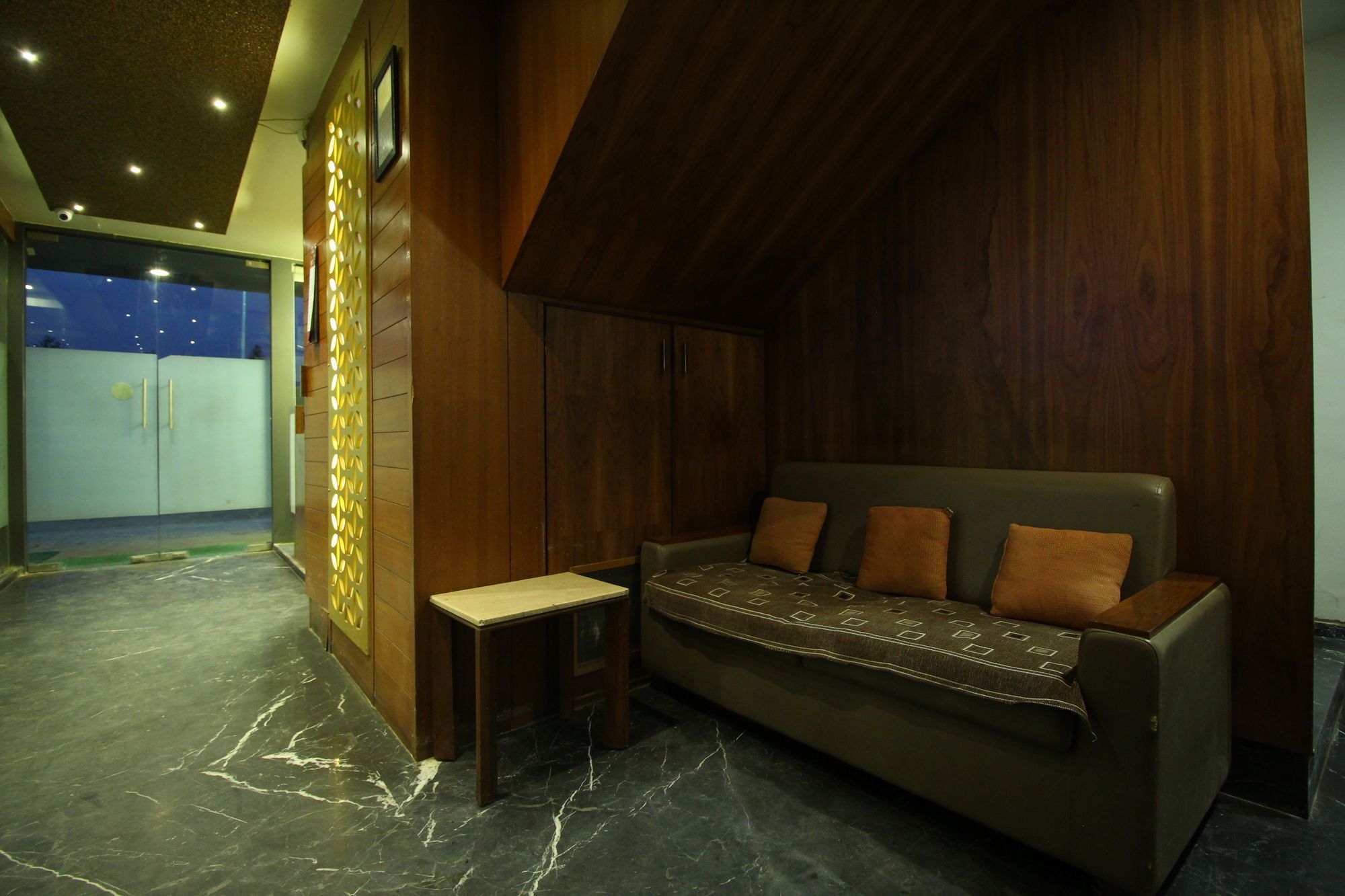 Oyo 8992 Hotel Kyra 阿穆达巴 外观 照片