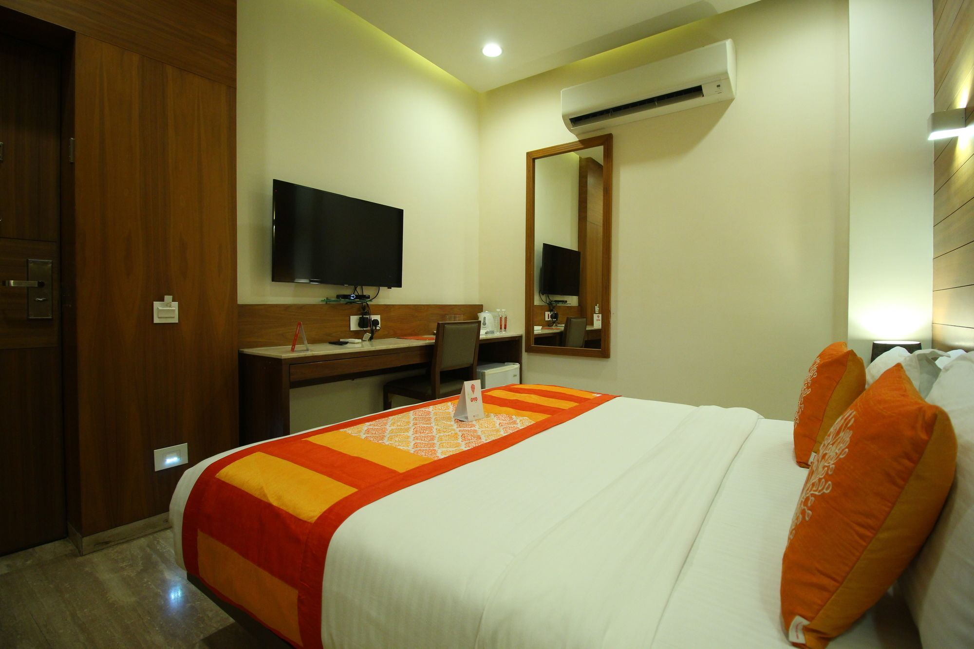 Oyo 8992 Hotel Kyra 阿穆达巴 外观 照片