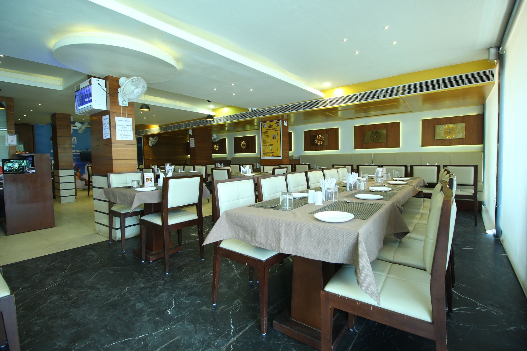 Oyo 8992 Hotel Kyra 阿穆达巴 外观 照片